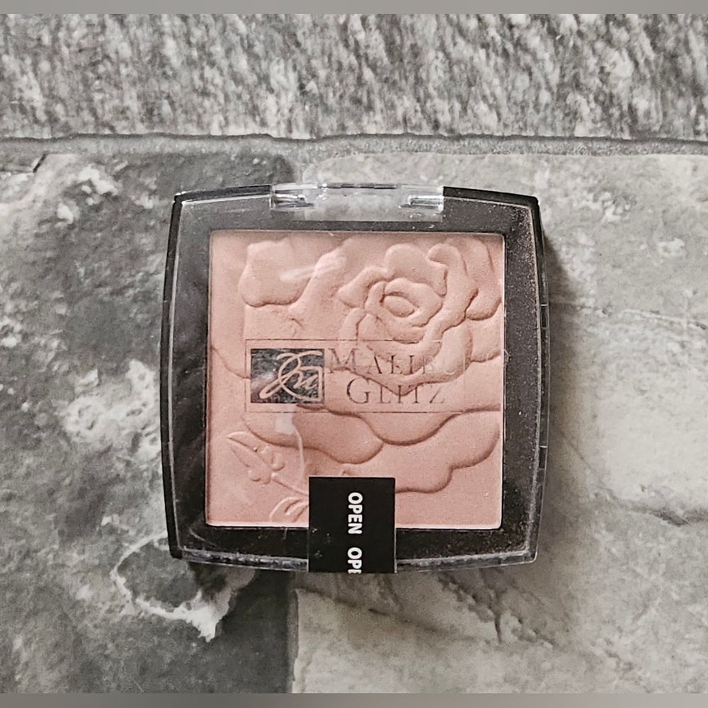 Malibu Glitz Luminous Pressed Powder- #3 Cinnamon BNIB